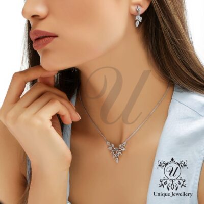 اگر به دنبال جواهری سبک، ظریف و شیک هستید که جلوه‌ای کلاسیک و درخشان داشته باشد، نیم‌ ست جواهرات کد 2109 انتخابی بی‌نظیر خواهد بود.