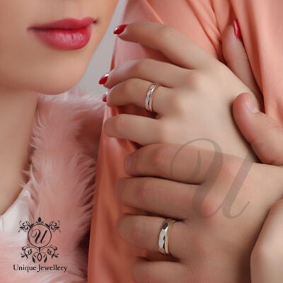 ست حلقه ازدواج کد 1469 از جواهرات یونیک، انتخابی ظریف و شیک برای زوج‌هایی است که به دنبال حلقه‌ای خاص و ماندگار برای نماد عشق و تعهد خود هستند.