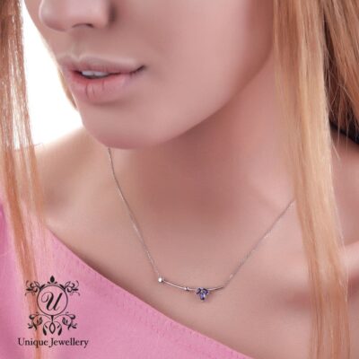 گردنبند جواهر کد 2213 از جواهرات یونیک، انتخابی خیره‌کننده و خاص برای بانوانی است که به دنبال جلوه‌ای متفاوت و چشم‌ نواز هستند